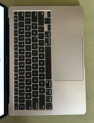 MacBook Air 13-inch (2020) — Intel i3, 8 GB RAM, 2