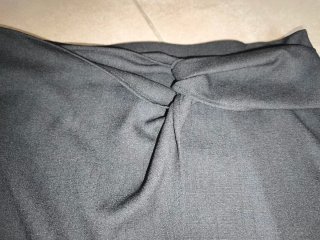 Falda Negra con Detalle de Nudo