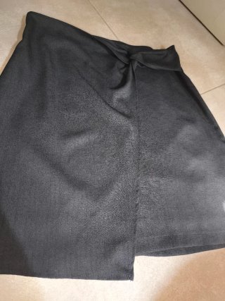 Falda Negra con Detalle de Nudo