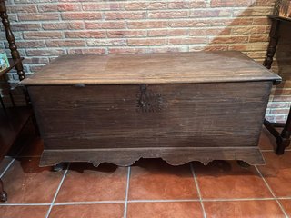 Arcón de madera y metal