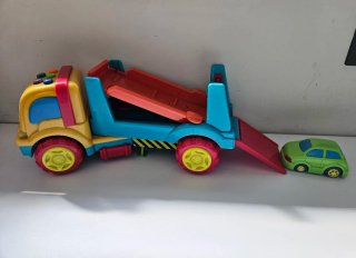 Camión portacoches de juguete con coche