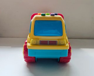 Camión portacoches de juguete con coche