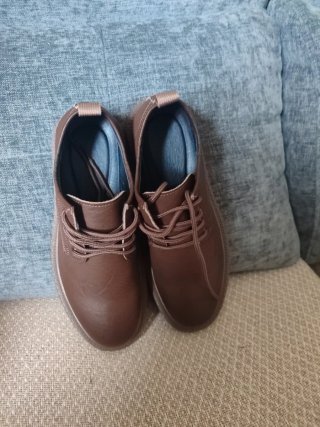 Zapatos de cuero Marrones valorados en 300 euros