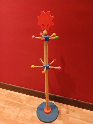 Perchero infantil de madera con sol sonriente