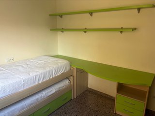 Dormitorio juvenil con cama nido y escritorio