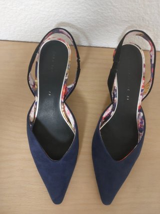 Zapatos de tacón Zara azul marino.