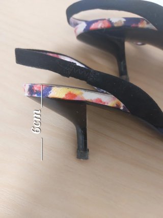 Zapatos de tacón Zara azul marino.