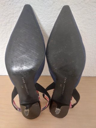 Zapatos de tacón Zara azul marino.