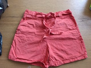 Pantalón corto rojo con cinturón