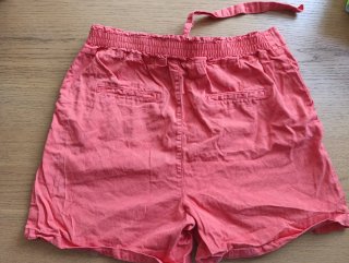 Pantalón corto rojo con cinturón