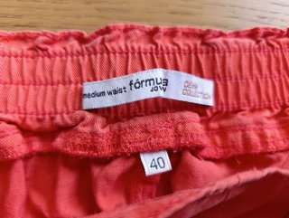 Pantalón corto rojo con cinturón