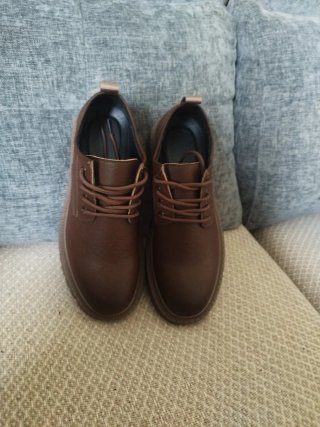 Zapatos de cuero marrones valorados en 300 euros