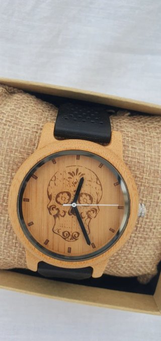 Reloj de madera con calavera