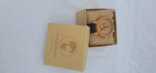 Reloj de madera con calavera
