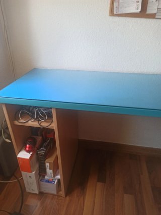 Mesa de escritorio azul y cristal