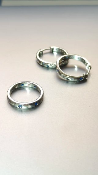 Juego de Pendientes y Anillo plateados