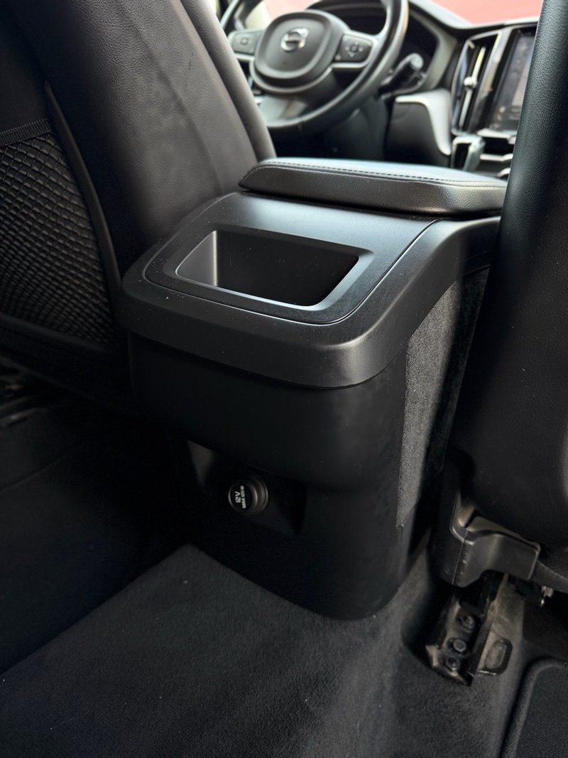 Volvo XC60 2020, foto 32