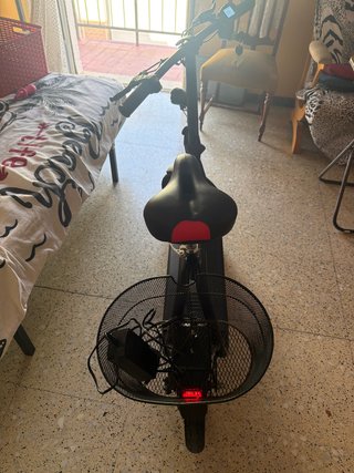 Patinete eléctrico con cesta