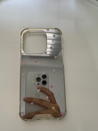 Funda para iPhone 15 Pro con corazones