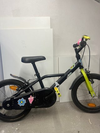 Bicicleta Infantil Negra y Amarilla. Decathlon