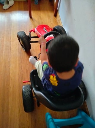 Coche de pedales rojo para niños