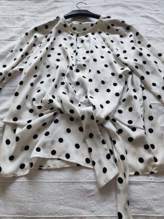 Camisa blanca lunares negros talla L