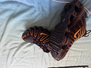Nike Shox Zapatillas Negras y Doradas