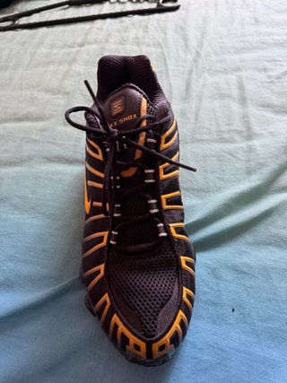 Nike Shox Zapatillas Negras y Doradas