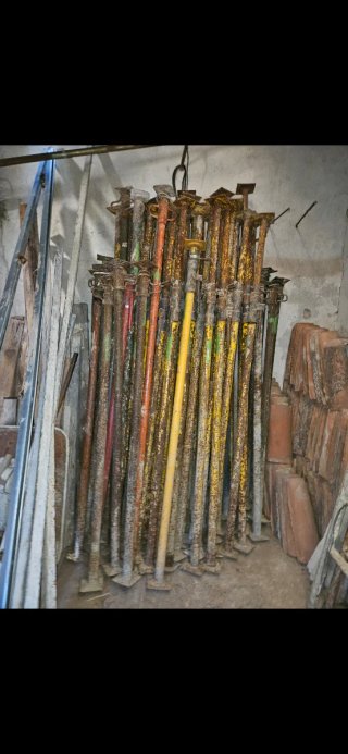 Puntales de obra metálicos
