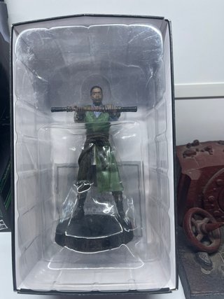 Figura de acción con bastón