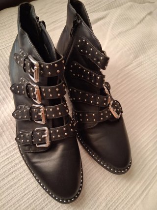 Botines Negros con Tachuelas