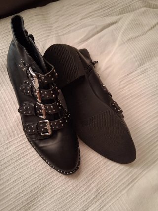 Botines Negros con Tachuelas