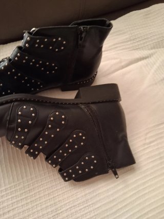 Botines Negros con Tachuelas