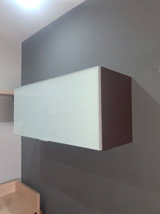 Mueble bar colgante madera y cristal