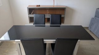 Mesa comedor extensible y 4 sillas negras