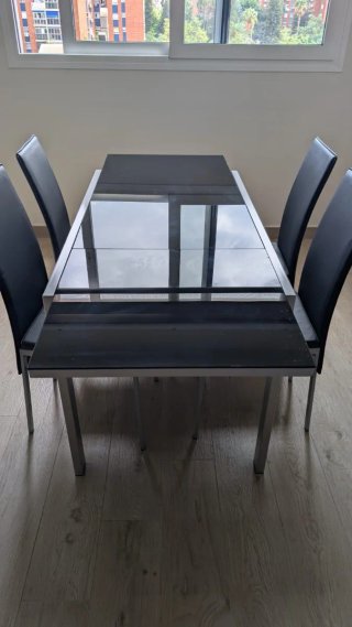 Mesa comedor extensible y 4 sillas negras