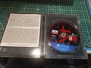 Doom Anthology PS4 + Figura + steelbook D.Etenal