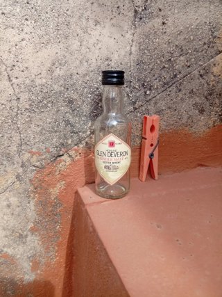 Piccola bottiglia di whisky scozzese Glen Devero in cristallo