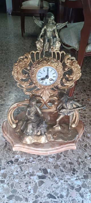 Reloj de Bronce y Mármol con Figuras