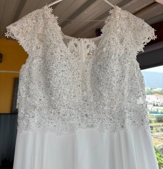 Vestido de novia con encaje y pedrería.