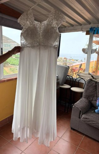 Vestido de novia con encaje y pedrería.
