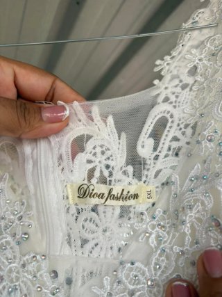 Vestido de novia con encaje y pedrería.