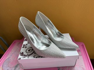 Vestido de novia con encaje y pedrería.