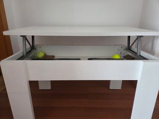 Mesa elevable blanca y madera