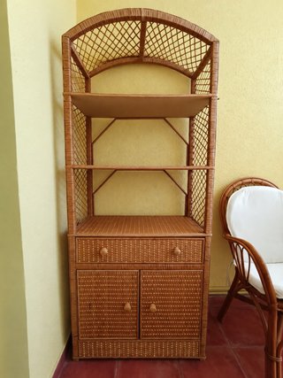 Mueble de mimbre con cajones y puertas