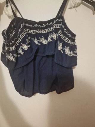 Top de niña azul con bordados