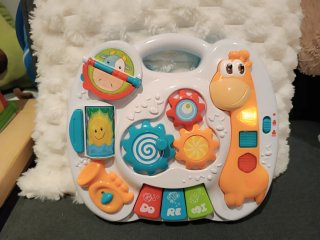 Teclado musical infantil con jirafa