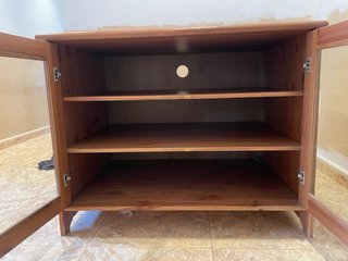 Mueble Ikea de Madera con Puertas de Cristal