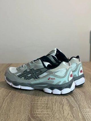 Zapatillas Asics grises y blancas