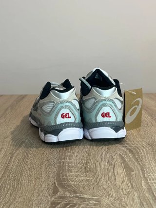 Zapatillas Asics grises y blancas